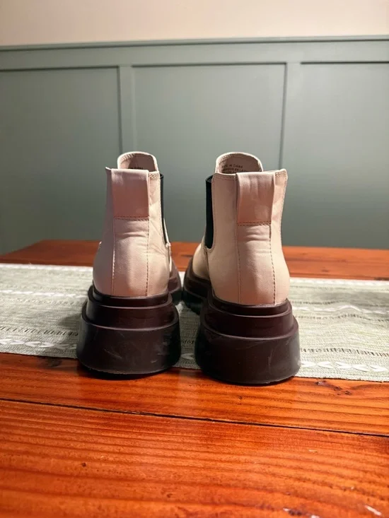 UO Urban Outfitters Cream & Brown Dana Short Chelsea Boot Chunky Platform - 9 - Picture 7 of 11